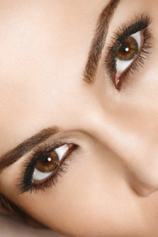 Andrea Ortiz te ofrece el delienado de ojos e iluminación como parte del maquillaje permanente.