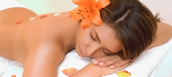 Andrea Ortiz te ofrece el masaje de relajación para que renueves energías.